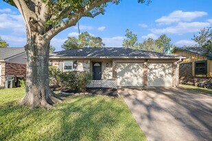 702 Reynolds Ave in League City, TX - Building Photo