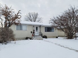 7823-132A 132a Ave NW in Edmonton, AB - Building Photo