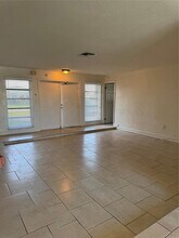 2000 NW 91st Way in Sunrise, FL - Foto de edificio - Building Photo