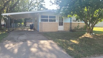 313 N Madison Ave in Sedgwick, KS - Building Photo