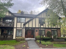 23 Canterbury Ct in Brookfield, CT - Building Photo