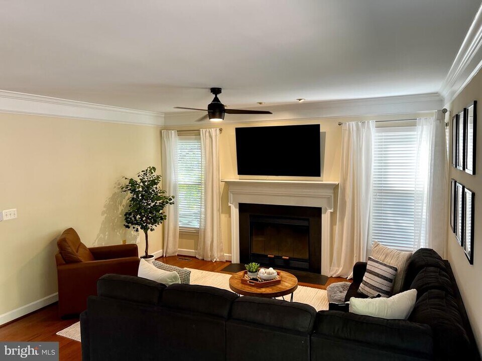 46812 Backwater Dr in Sterling, VA - Building Photo