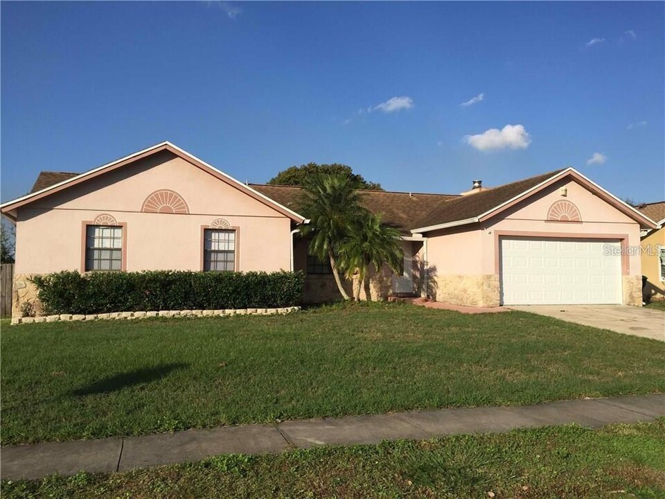8105 Strada Dr in Orlando, FL - Building Photo