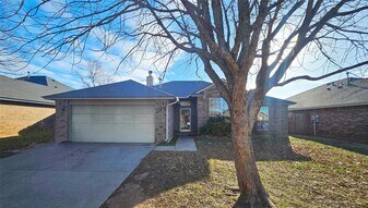 4117 Gyrfalcon Dr in Norman, OK - Building Photo