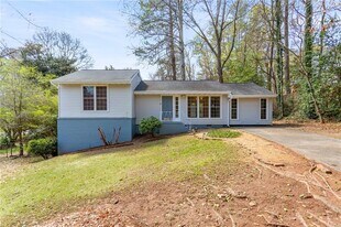 2866 Highland Dr SE in Smyrna, GA - Building Photo