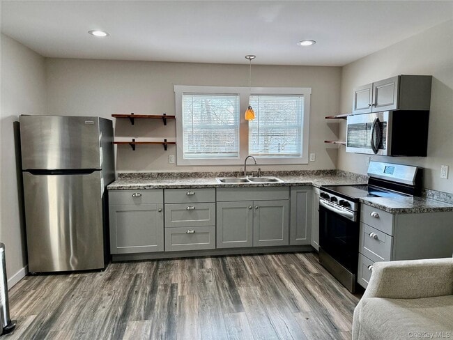 341 Main St in Islip, NY - Building Photo - Building Photo