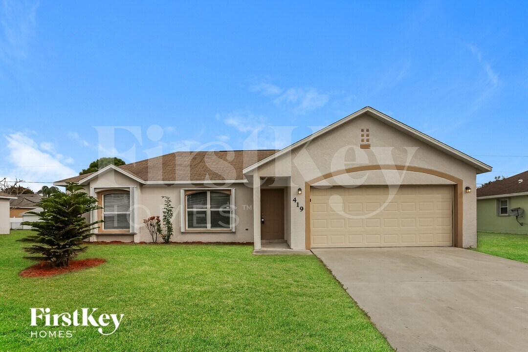 419 SW Exmore Ave in Port St. Lucie, FL - Foto de edificio