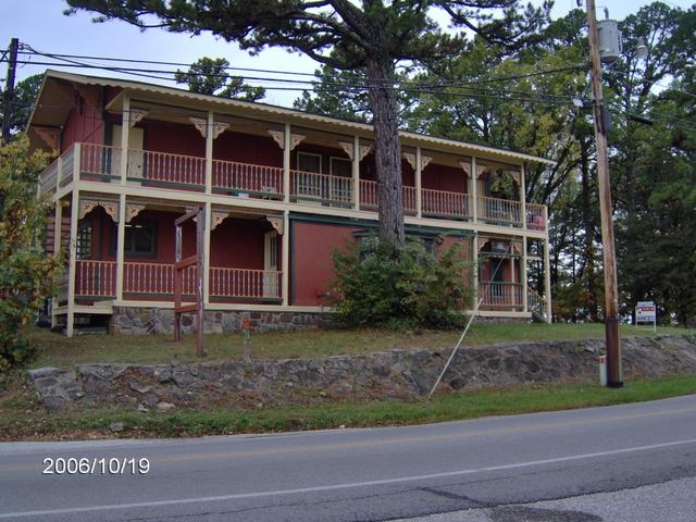 121 W Van Buren in Eureka Springs, AR - Building Photo