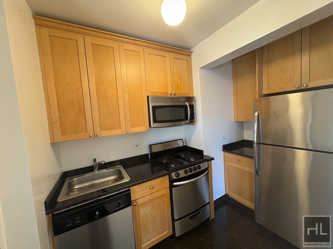 Christopher Street, Unit 9O in New York, NY - Building Photo - Building Photo
