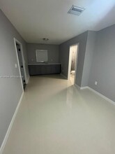 19732 NW 59th Pl in Hialeah, FL - Foto de edificio - Building Photo