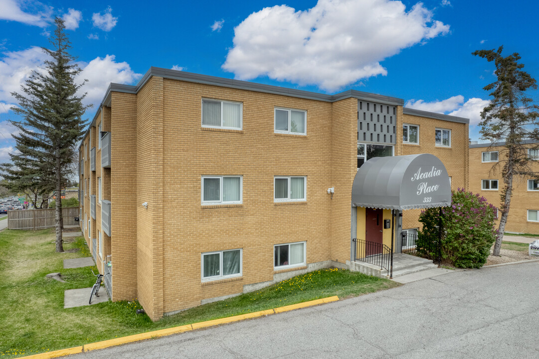 Acadia Place in Calgary, AB - Building Photo