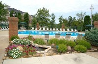 Pool - Hunt Club Apartamentos in Akron, Ohio