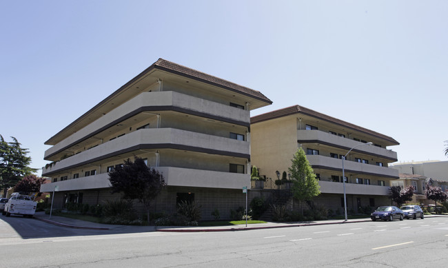 499 Estudillo Ave in San Leandro, CA - Foto de edificio - Building Photo