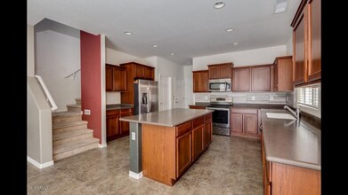 1933 W Davis Rd in Phoenix, AZ - Foto de edificio - Building Photo