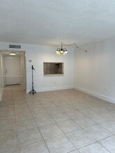 9360 Fontainebleau Blvd, Unit 104 in Miami, FL - Building Photo - Building Photo