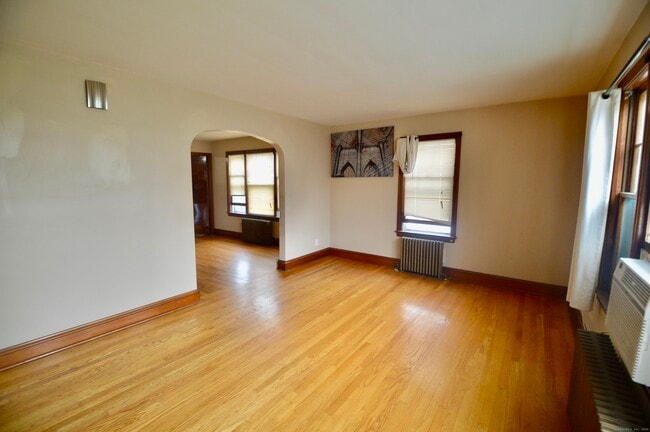 105 Beardsley Park Terrace in Bridgeport, CT - Building Photo - Building Photo