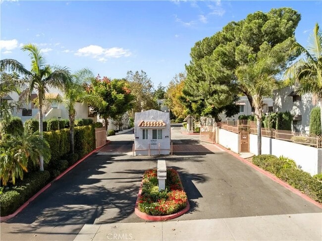 12411 Osborne St, Unit 106 in Los Angeles, CA - Foto de edificio - Building Photo