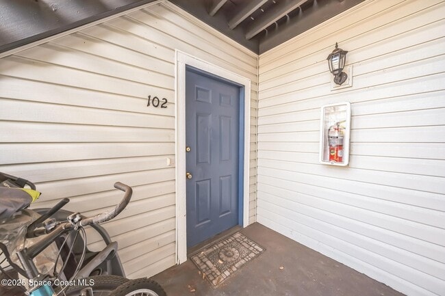 451 Mercury Ave SE, Unit 102 in Palm Bay, FL - Foto de edificio - Building Photo