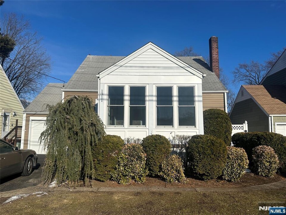 13-11 20th St in Fair Lawn, NJ - Building Photo