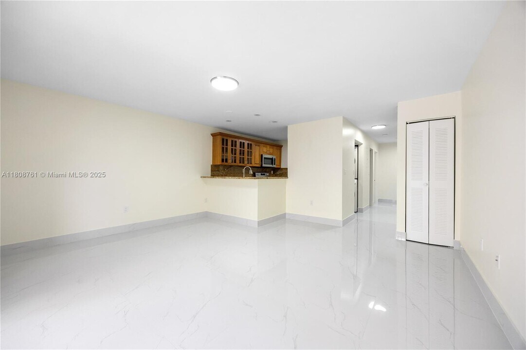 2427 W 52nd Pl in Hialeah, FL - Building Photo