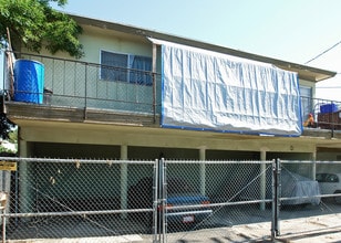 2416 E White Ave in Fresno, CA - Foto de edificio - Building Photo