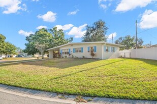 5600 33rd Ave N in St. Petersburg, FL - Building Photo