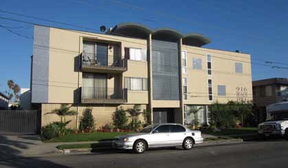 The Beach Hill Apartments in Inglewood, CA - Building Photo