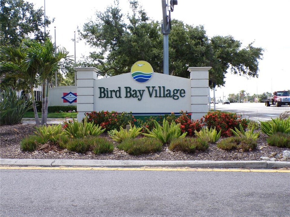 634 Bird Bay Dr E in Venice, FL - Building Photo