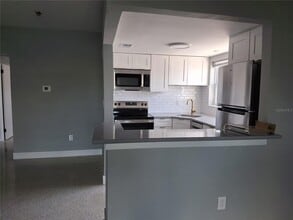 11355 3rd St E, Unit 2 in Treasure Island, FL - Foto de edificio - Building Photo