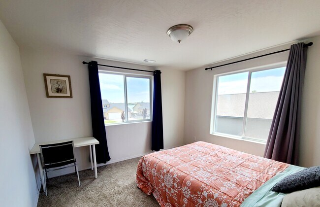 8295 Diamond Point Cir NE, Unit Lake 2 w shared bathrm in Moses Lake, WA - Building Photo - Building Photo