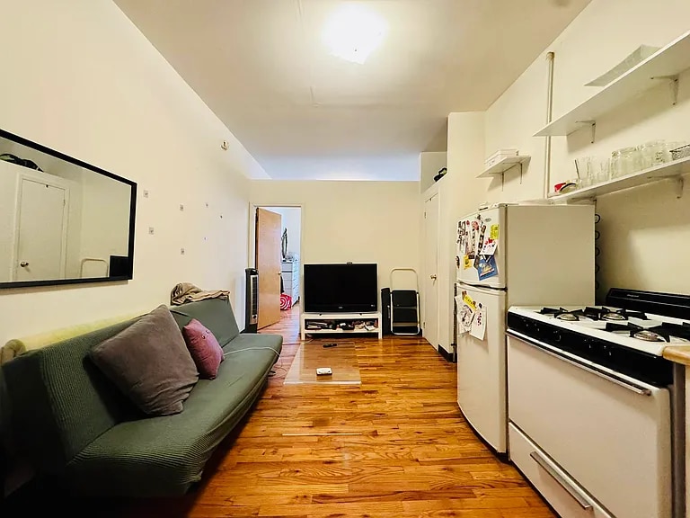 344 E 9th St in New York, NY - Building Photo