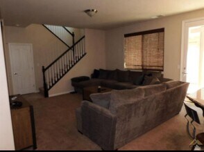 8207 Prentice Hall Dr in Bakersfield, CA - Foto de edificio - Building Photo