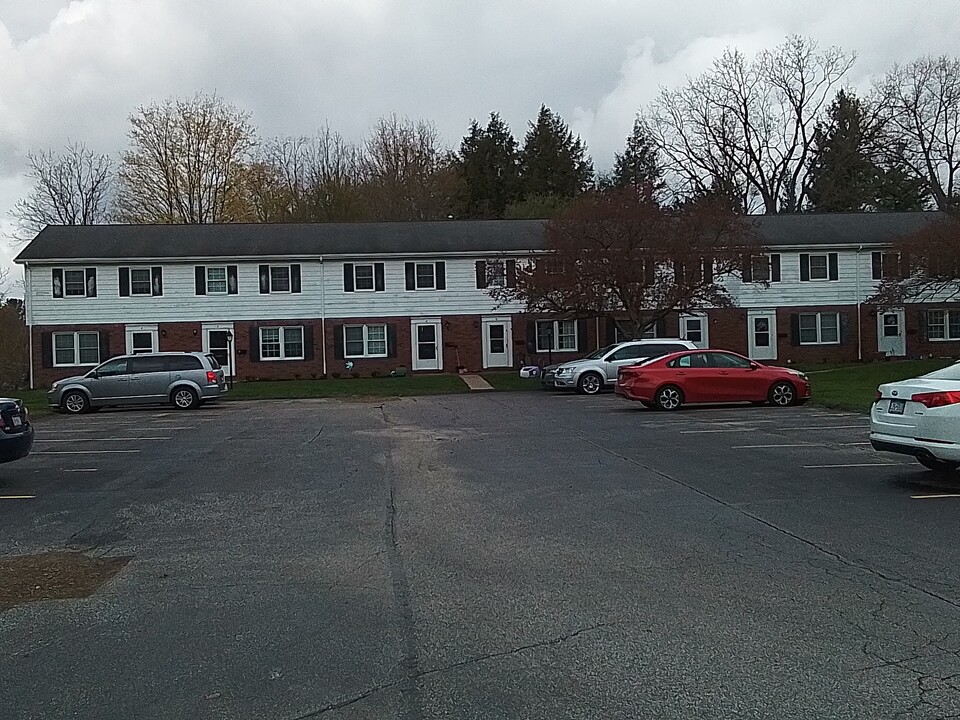 98 Terrace Dr in Edinboro, PA - Building Photo