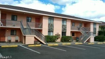 2660 Park Windsor Dr in Ft. Myers, FL - Building Photo