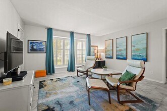 7925 Royal Ln in Dallas, TX - Building Photo - Building Photo