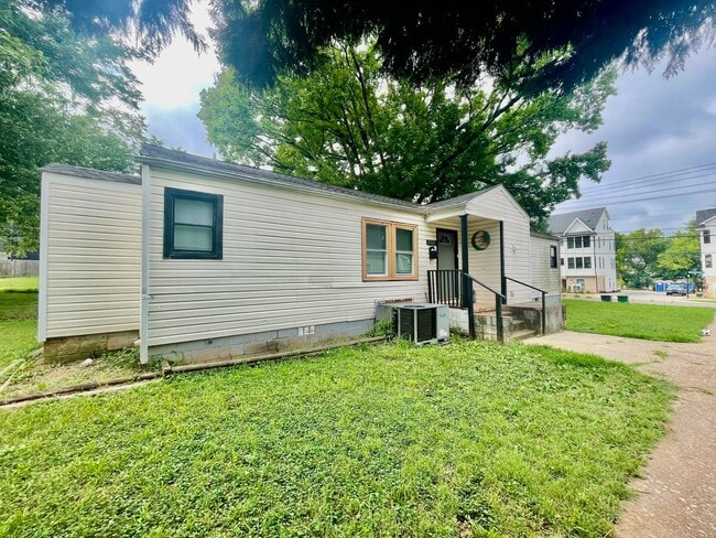 2320 Rozzelles Ferry Rd in Charlotte, NC - Building Photo - Building Photo