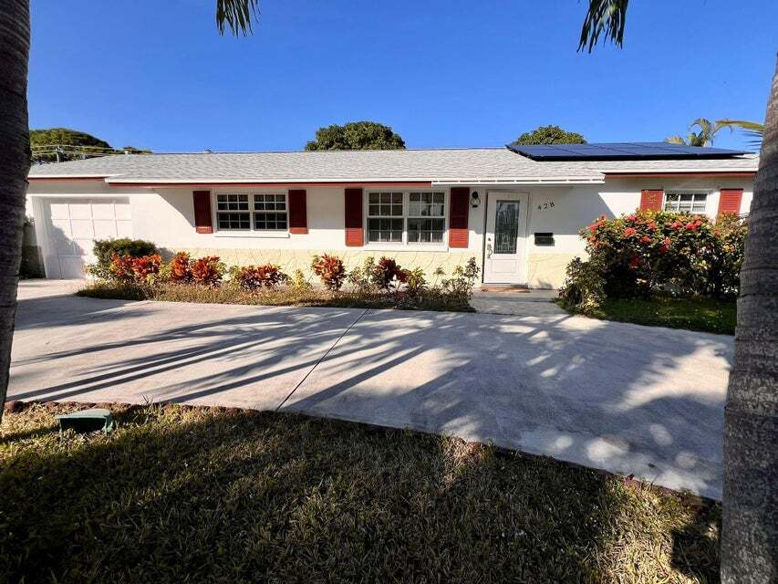 428 Alemeda Dr in Palm Springs, FL - Building Photo