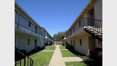 Linda Vista Village in Escondido, CA - Foto de edificio - Building Photo