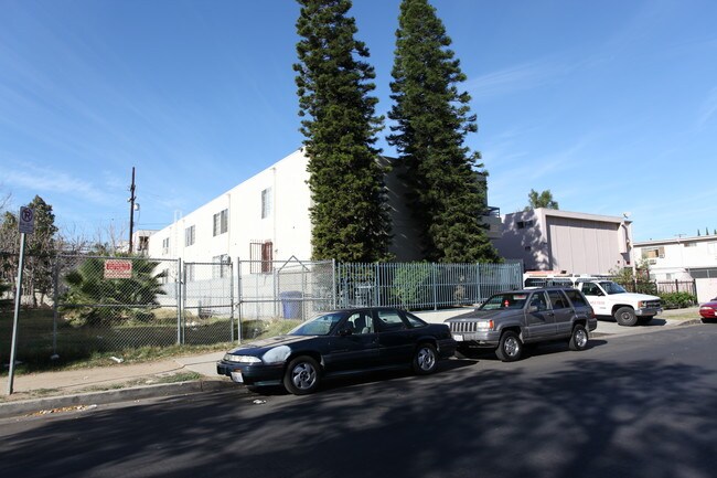 7319 Milwood Ave in Canoga Park, CA - Building Photo - Building Photo