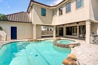 3749 Olympia Dr in Houston, TX - Foto de edificio - Building Photo