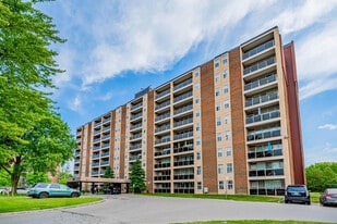 780 Wonderland Road South in London, ON - Building Photo