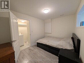 60 Mynden Way in Newmarket, ON - Building Photo - Building Photo