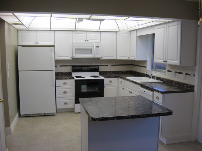 6960 Versailles-Unit -6960 in Pinellas Park, FL - Building Photo - Building Photo