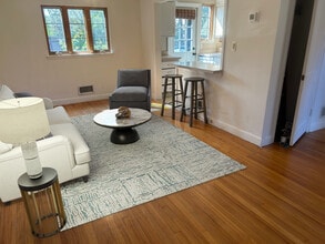 36 Pierce Rd, Unit Lexington St Apartment in Watertown, MA - Foto de edificio - Building Photo