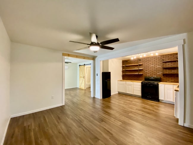 1922 Banita St