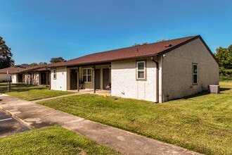 Mission Hills Apartments in Tallahassee, FL - Building Photo - Primary Photo