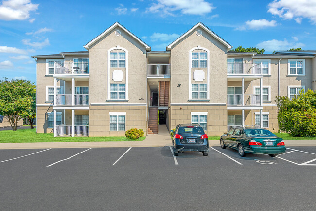 Crown Point at Sunset Drive - Salisbury in Salisbury, NC - Building Photo - Building Photo