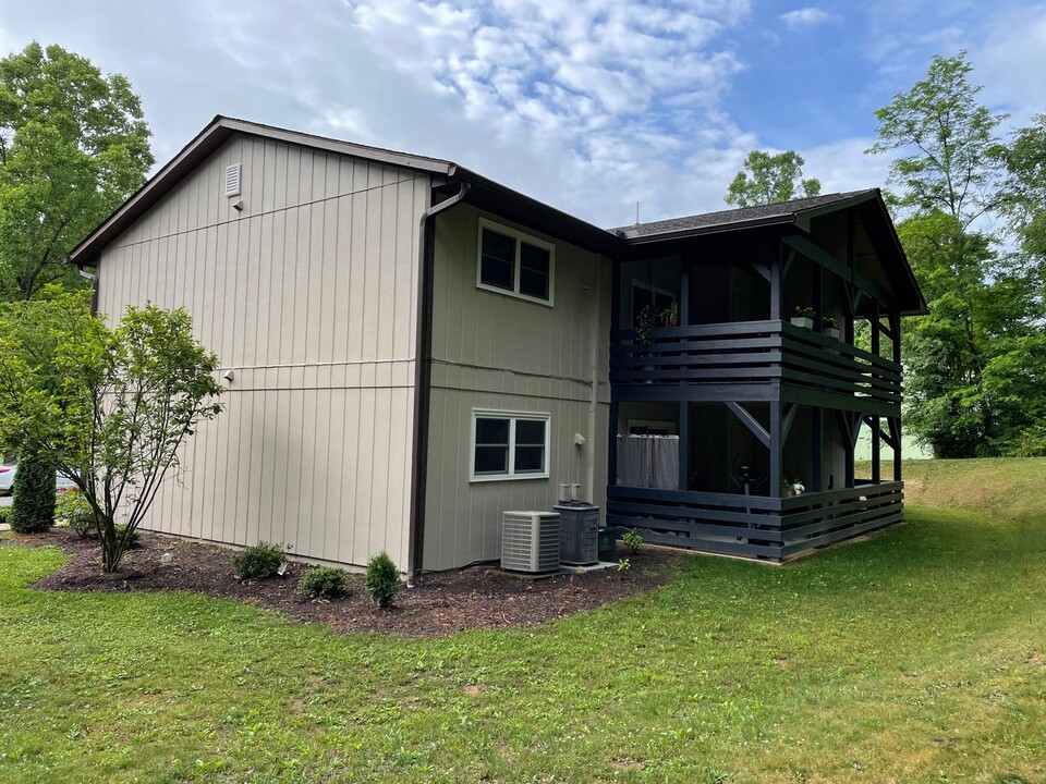 360 Genesis Cir in Black Mountain, NC - Building Photo