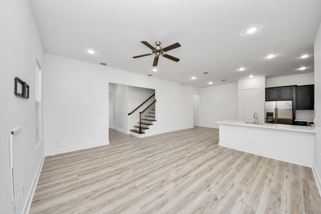 8821 Hollister Pine Ct in Houston, TX - Foto de edificio