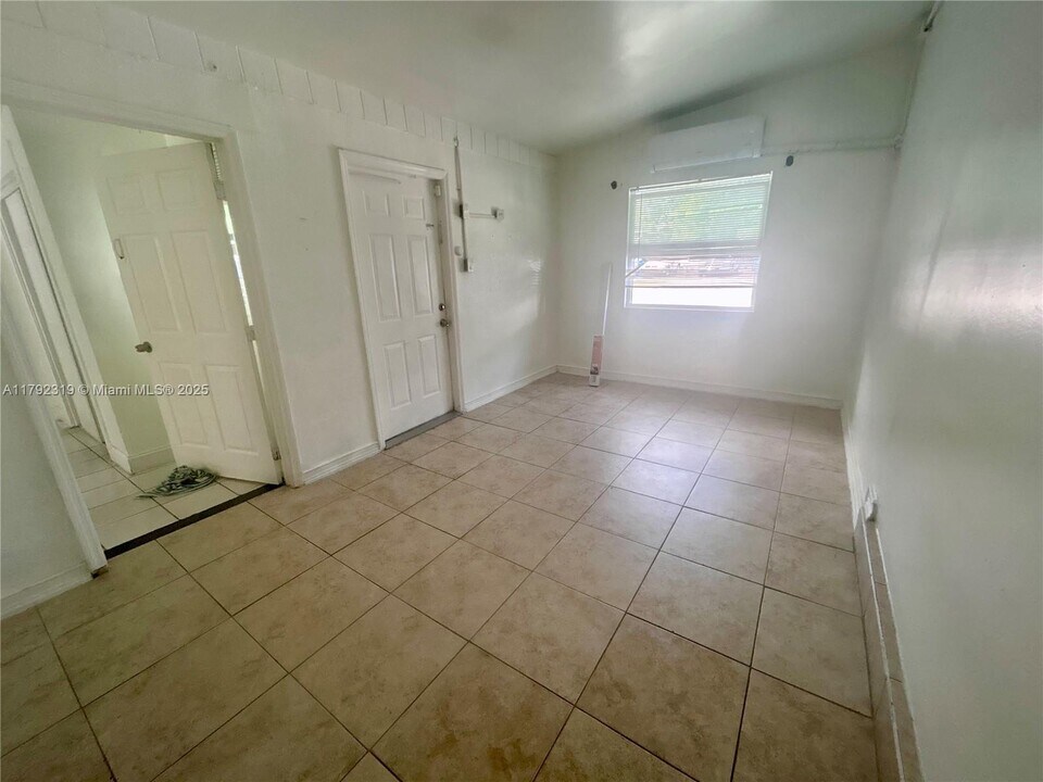 32 Allen Rd in West Park, FL - Building Photo
